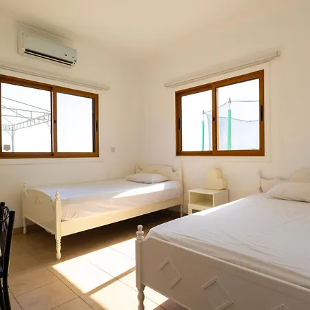 Captivating 2-bed House Alaminósz