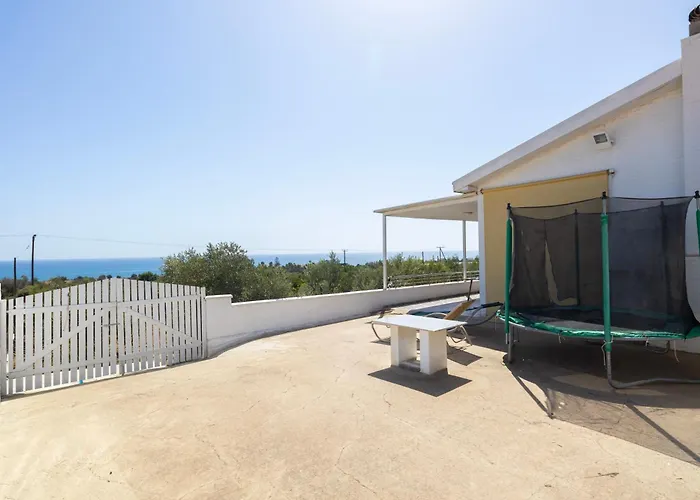 Semesterbostad Captivating 2-bed House Alaminos