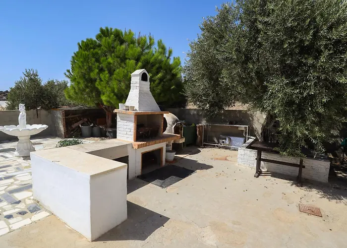 Captivating 2-bed House Semesterbostad Alaminos